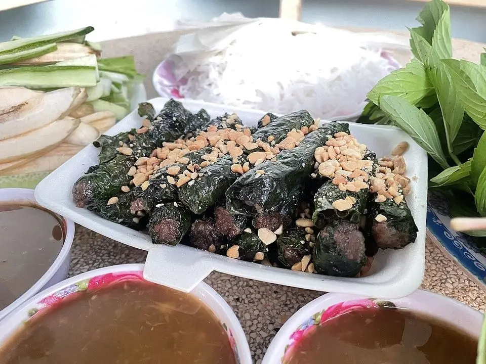 Beef in betel leaves (example photo, not taken at a stop in this guide)