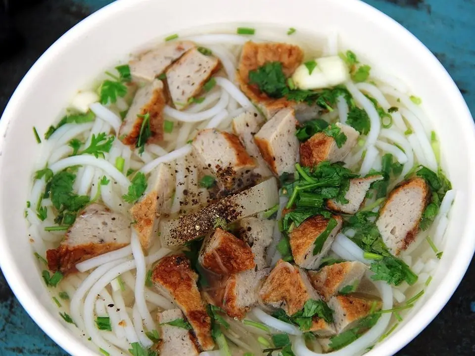 Fish-cake noodles (example photo, not taken at a stop in this guide)