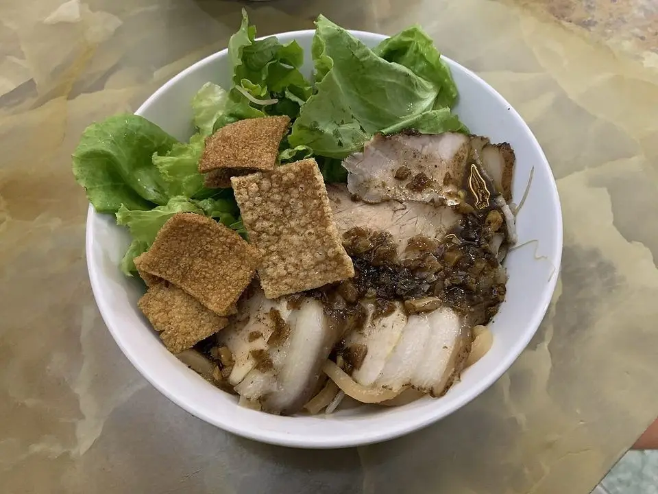 Cao lầu (example photo, not taken at a stop in this guide)