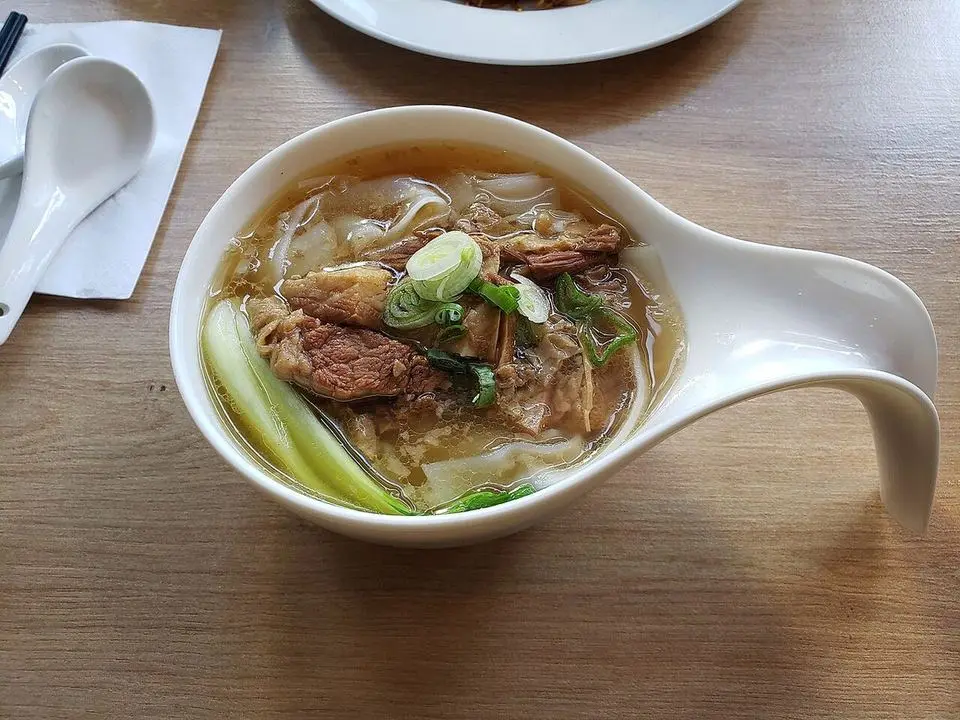 Flat rice noodles (example photo, not taken at a stop in this guide)