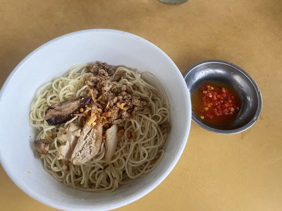 Kolo mee (example photo, not taken at a stop in this guide)