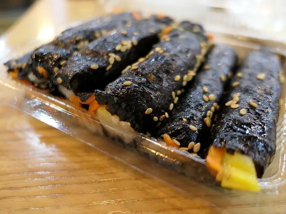 Mini gimbap (example photo, not taken at a stop in this guide)