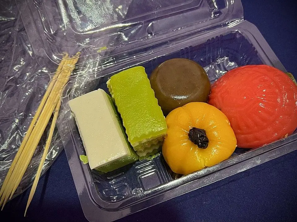 Nyonya kuih (example photo, not taken at a stop in this guide)