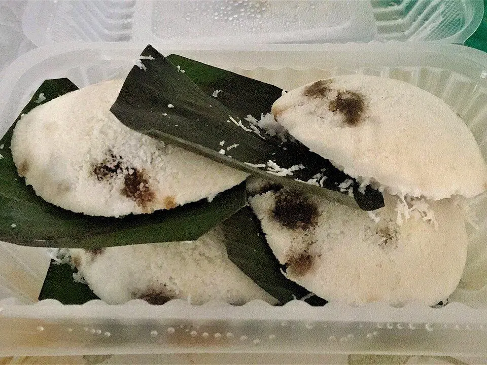 Putu piring (example photo, not taken at a stop in this guide)