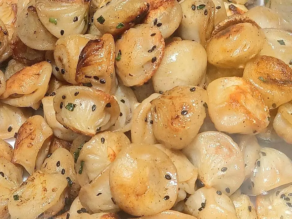 Pan-fried buns (example photo, not taken at a stop in this guide)